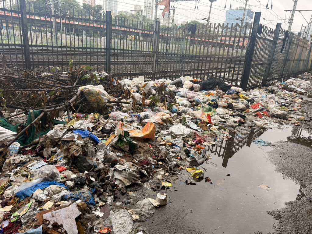 ckdadar's tweet photo. This is the state of Mumbai outside #Prabhadevi Station—one of the city’s busiest railway stations.

Mountains of garbage, unbearable stench, and complete administrative apathy. For years, commuters have suffered while @mybmc and @WesternRly continue their endless blame game instead of doing their jobs.

How many complaints,media reports, and monsoons will it take before this basic civic issue is resolved?
@mybmcInfra @mybmcSWM @drmbct @mumbaimatterz