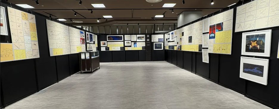 Yamato50th's tweet photo. #宇宙戦艦ヤマト 全記録展 海老名会場  
オープンまであと１日🌍

展示会場も完成⚓
この会場からの新資料もありますのでお見逃しなく！

漫画家・鶴田謙二氏の新作イラストを使用した新商品も登場🎁

さらに7/11(土)には鶴田氏による
ライブペインティングイベントも開催🎨
新作誕生の瞬間を目撃できる貴重な機会です👀

お得な前売り券は今日まで！
クルー割チケットやプレミアグッズ付きチケットもおススメ🤝
https://t.co/1LAmCqO16r
#宇宙戦艦ヤマト #ヤマト50周年 #ヤマト展海老名