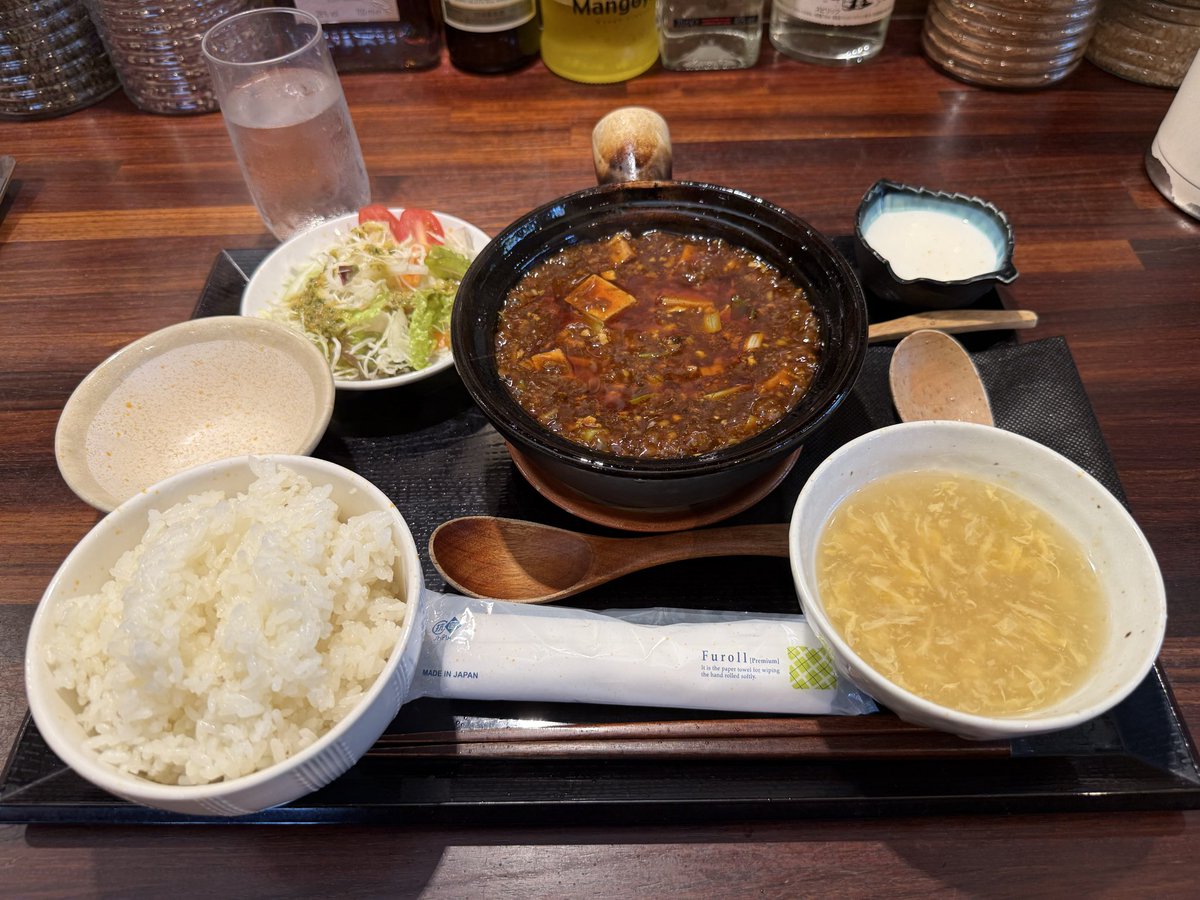 I3965's tweet photo. 遅めですが、サンガタウン帰りに初めて「かしの木」さんに行ってきました👍
名物の麻婆豆腐定食をいただきました。

上顎を少しヤケドしてしまいましたが、辛さも選べて、上から2番目の中辛でも、しっかり辛くて私好みで最高でした😋
デザートの杏仁豆腐も美���しくて最後まで美味しく頂きました😊 https://t.co/aN2Bj1Ypa6