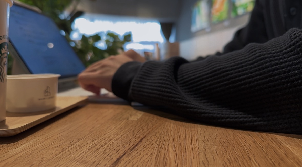 cozeblog's tweet photo. 早起きできない人は、
“起きる設計”ができてないだけ。

気合いで起きようとすると、
スヌーズ地獄になる。

でも脳の仕組みに合わせると、
朝はかなりラクになります。

本当に早く起きる方法置いておきますね↓↓↓ https://t.co/gV93iyo6Go