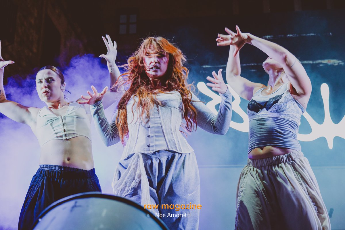 rawmgzn's tweet photo. La cantante @HFVioleta reivindica el @MADOrgullo en la Plazas de las Reinas https://t.co/zf0HArlhmD
