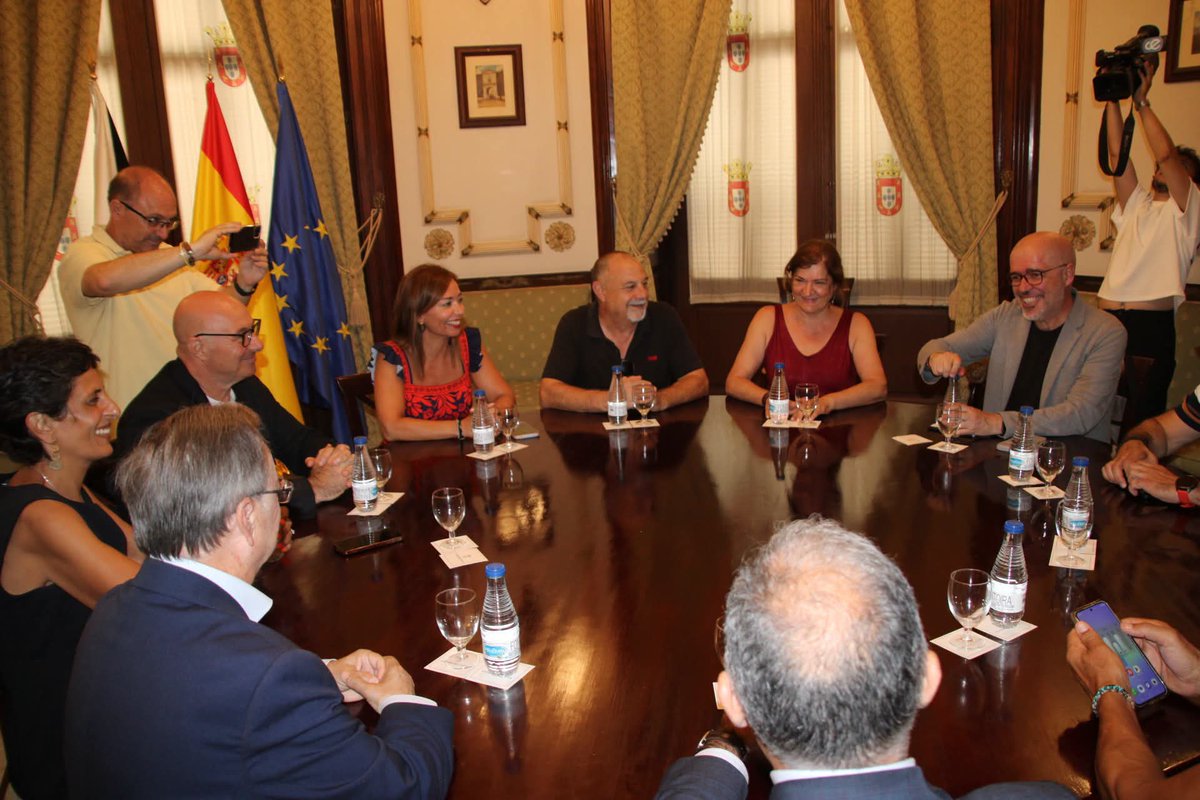 ccoodeceuta's tweet photo. 🔴 Transporte marítimo, vivienda, indemnización por residencia y plus de vinculación son algunos de los asuntos que se han tratado en la reunión entre el secretario general de @CCOO, @UnaiSordo, y el presidente de la Ciudad, Juan Vivas, y sus respectivos equipos. https://t.co/IrlzHk9aVf