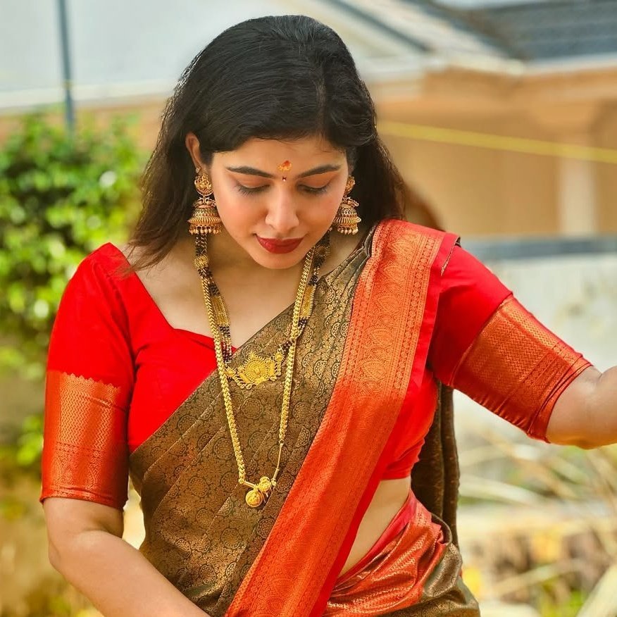 RishiOfficial_1's tweet photo. Peak of Traditional look..🥵📈🔥 Especially her saree design ❤️‍🔥 https://t.co/XSioe2mbng