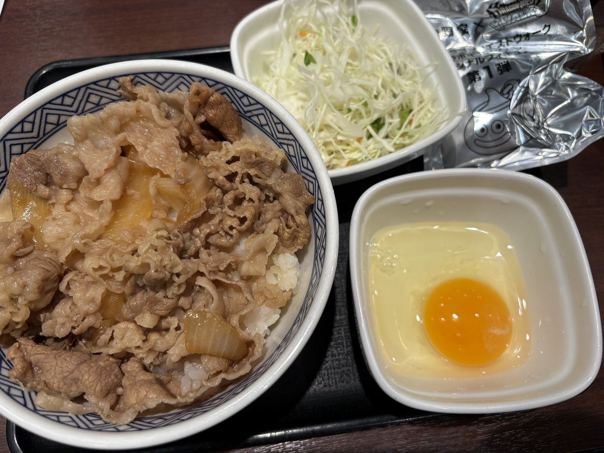 yukimaxmax's tweet photo. 今日は10数年ぶりに牛丼ランチ！

お目当てはドラクエウォークコラボのフィギュア

一番欲しかった『ひとくい紅生姜ばこ』きた！
(with まちぼうけ)

紅生姜入れるのが好きなので嬉しい😁

今日は12時過ぎでもスムーズに入れて注文できた
行列になってなければランチであと2、3回チャレンジしよかな https://t.co/VVjfCYXTBo