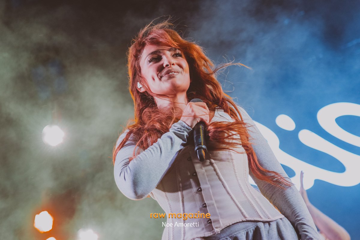 rawmgzn's tweet photo. La cantante @HFVioleta reivindica el @MADOrgullo en la Plazas de las Reinas https://t.co/B7qBa7rDPL