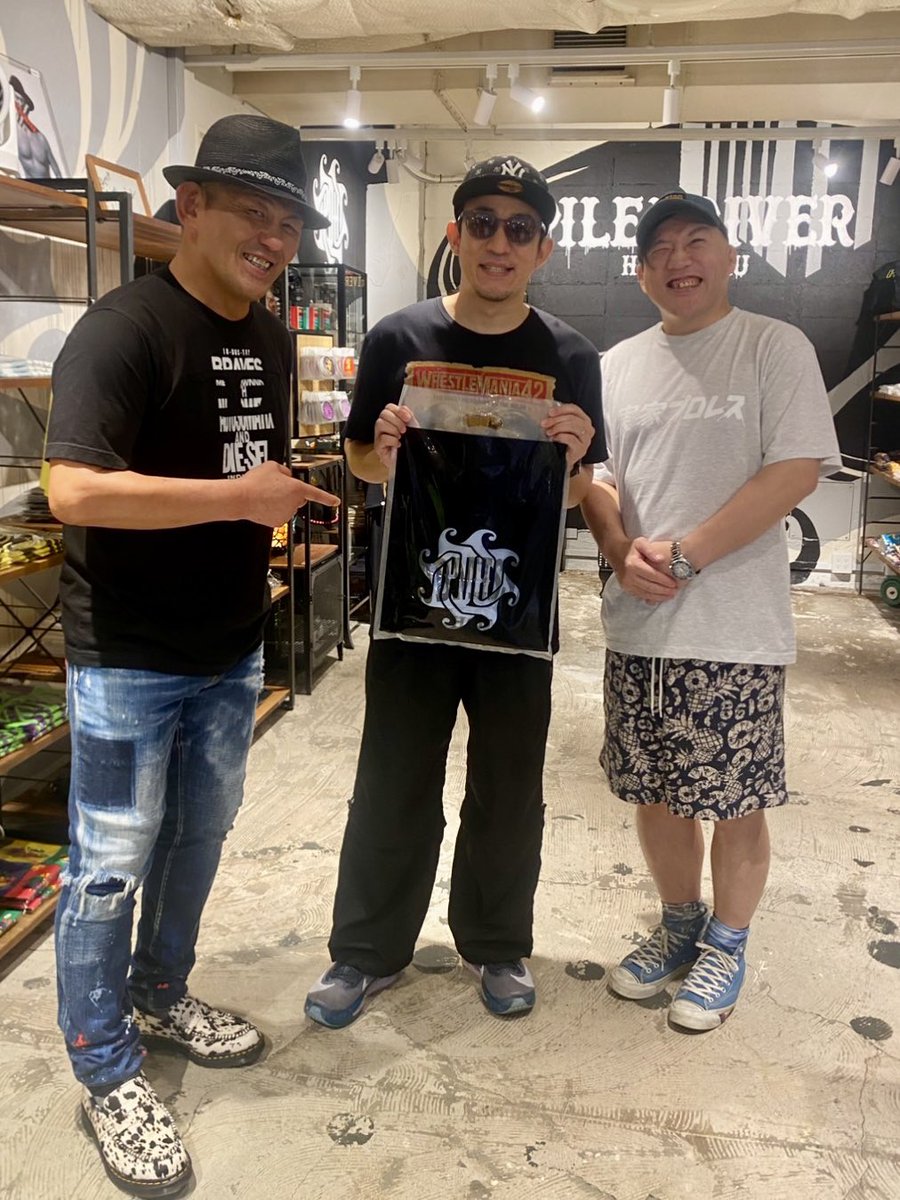funky_kato1978's tweet photo. スタジオで『夏子』のマスタリングをして、鈴木みのるさんのお店で買い物して､『THE MUSIC DAY』のリハーサルをして、これから帰宅です。今日も一日お疲れっした！！！ https://t.co/ChpgbPYfog