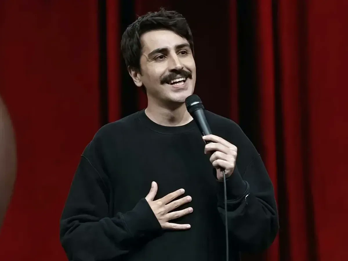 YesillerSol's tweet photo. Bir komedyeni gözaltına almak, toplumsal eleştiri hakkını hedef almaktır. Mizahı kriminalize eden, düşünceyi yargılayan tutum, baskıcı, otoriter ve faşizan bir yönetim anlayışının ürünüdür.

Baskıyı hukuk, korkuyu düzen olarak gören bu anlayış, her geçen gün Türkiye'yi özgürlüklerden, demokrasiden ve adaletten biraz daha uzaklaştırıyor. İfade özgürlüğü polis ve savcılık eliyle kuşatılıyor.

Deniz Göktaş'a yöneltilen soruşturma ve yapılan gözaltı, farklı düşünen, konuşan, üreten herkese verilmek istenen bir gözdağıdır. Türkiye halkları bu tehdit siyasetine boyun eğmeyecek.

İktidar, eleştiriye katlanmayı öğrenmelidir. 

#DenizGöktaş derhal serbest bırakılmalı; düşünce ve ifade özgürlüğünü hedef alan uygulamalara son verilmelidir.