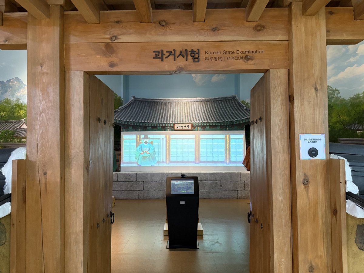 skyjets_'s tweet photo. 그래도 참 컨셉 좋다고 생각되는 체험 시설은 몇개 있었다. 현장 참석자가 동시에 함께 체험하는 퀴즈 형식 과거 체험 게임이라거나… 서서 풀 수도 있지만 정말 과거장처럼 앉아서 플레이도 가능함.

(계속) https://t.co/3lVcRZGNZ0