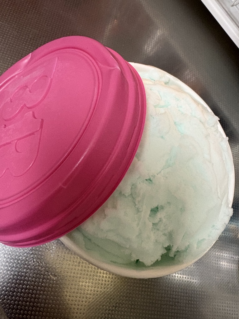 obatapump's tweet photo. さらにデザートは・・・なんと・・・
サーティーワンの「ダイキュリー」!!
昨日7/1から売ってるみたいです。
2年ぶり？3年ぶり？
6人分のバケツみたいなので買ってきた
とにかく久しぶりの大大大好物!!
甘酸っぱくて美味しー。 https://t.co/ItwwIU4fxx