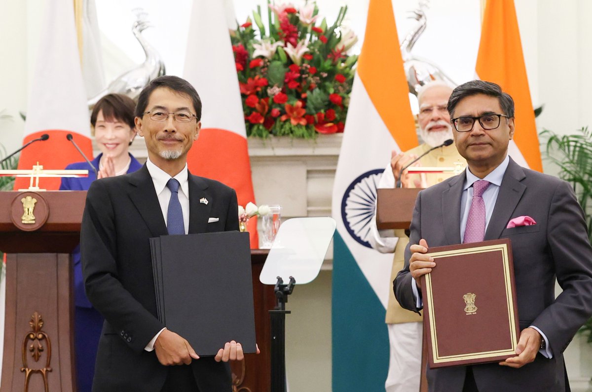 VBAswithNAMO's tweet photo. PM Modi witnesses the exchange of MoUs between India and Japan at Hyderabad House, in New Delhi

Tap the link to download Full HD Modi Ji pictures.
https://t.co/wFLZlq8z6o

@narendramodi
@narendramodi_in
@PMOIndia
#NaMoPhotoGallery https://t.co/ppePQAJc1P