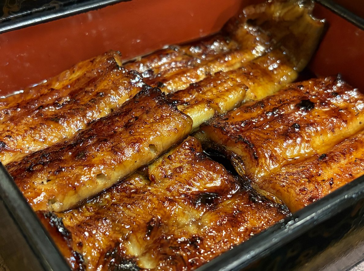 Namickey_Chappy's tweet photo. 生活習慣病を改善したいなら、
必要なのは【バランスよく食べる】こと

・血糖値が高いから米を食べない
・血圧が高いから味噌汁を飲まない
・脂質異常症だから脂質を全部抜く

って聞くけど、違うよ。
自分の体が悪化しにくいラインを見つける人体実験なのよ。

極端に禁止する白黒思考だとしんどい。
グレーの濃淡で食べても崩れない量と頻度を知ること。

だから、わが家は
ごはんも味噌汁も外食も楽しみながら、
生活習慣病を改善してきた。

一生続ける生活だから、
極端より、ちょうどいいラインを探す人体実験なのよ。
