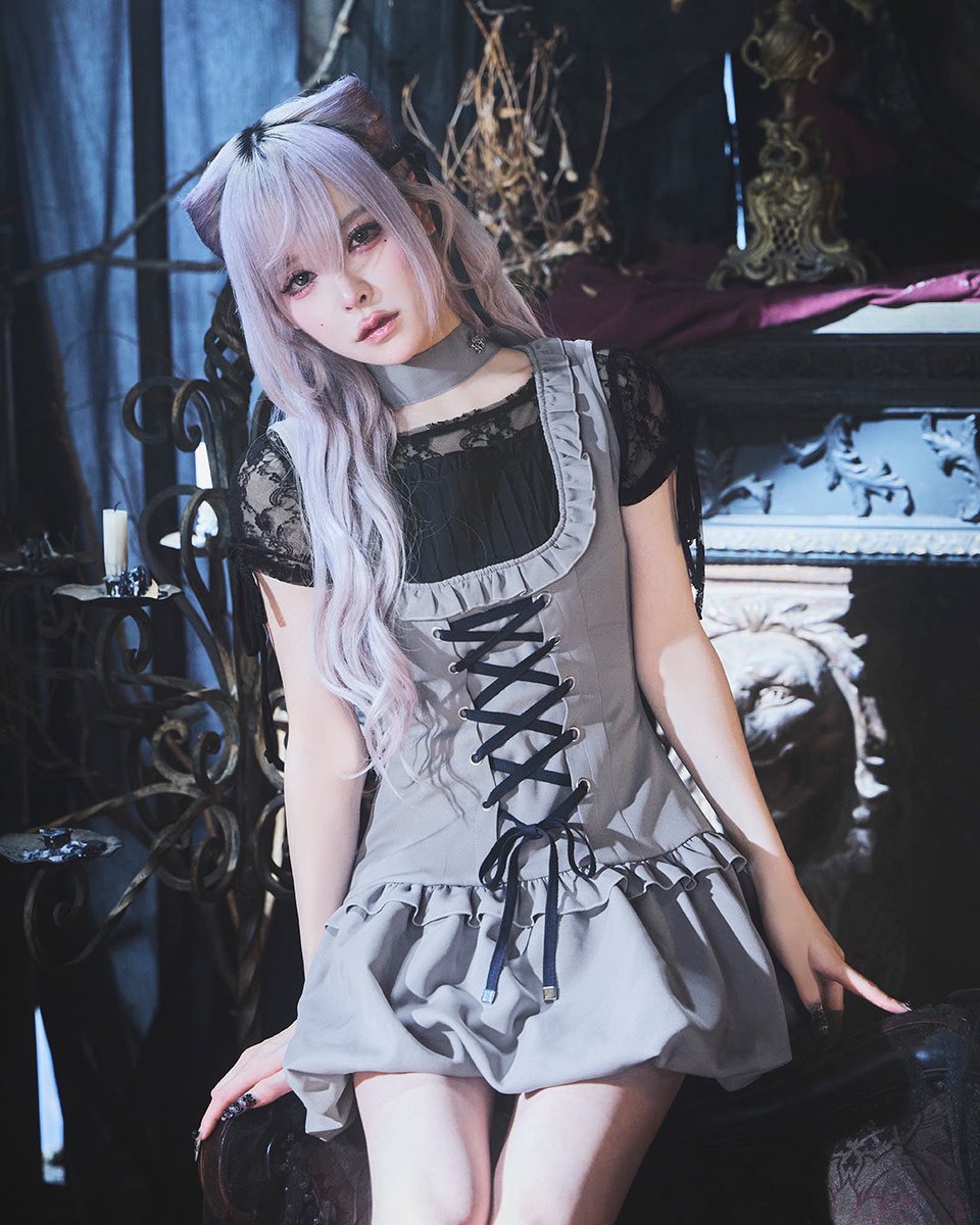 AVAM_Official's tweet photo. 🎀🐈‍⬛ #月深乃絢 ×  #michellMacaron 🐈‍⬛🎀
⋆.꙳⸜ コラボ商品紹介 ⸝꙳.⋆

【𝙾𝙽𝙴𝙿𝙸𝙴𝙲𝙴】
バックリボンチョーカー付きヨーク切り替えワンピース
🔗 https://t.co/S7lxcjLNIG

バックリボンチョーカー×編み上げ
可愛い要素を詰め込んだ最強アイテム❤︎

インナーに好きなお洋服を仕込んで、
暑い日も寒い日も最強になっちゃおうね❤️‍🔥

@michellMacar0n 
 #AVAM #アベアム