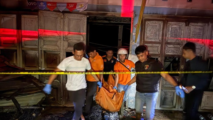 officialbitv's tweet photo. Diduga Hendak B4k#r Istri, Pria di Batu Bara T3w#s Terbakar dalam Rumahnya
https://t.co/rPre6NEZGW
#BatuBara #Kebakaran #PriaTerbakar #Sumut #Kriminal #Peristiwa #Suriono #PolresBatuBara #BreakingNews #BeritaHariIni #KebakaranRumah #Bitvonline https://t.co/g7jVq4KvSZ