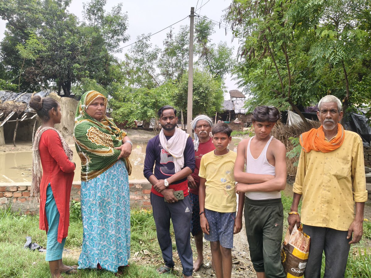 BBTNEWSBHARAT's tweet photo. 🚨 5 साल बीते, फिर भी जलभराव से बेहाल ब्लॉक रामपुर मथुरा के शहरी सहरा! स्कूली बच्चों को गोद में उठाकर पार करा रहे परिजन, ग्रामीणों ने उठाए विकास कार्यों पर सवाल।
@dm_sitapur @CEOUP @UPGovt @myogioffice @CMOfficeUP @mopr_goi @uppanchayatiraj https://t.co/HNpCeeivGl