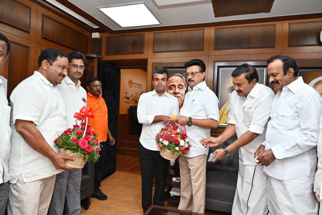 sunnewstamil's tweet photo. #NewsUpdate | திமுக தலைவர் மு.க.ஸ்டாலின் முன்னிலையில் ஈரோடு தெற்கு மாவட்ட மதிமுக முன்னாள் செயலாளர் கோபால், காங்கேயம் மதிமுக நகர செயலாளர் வெங்கடேஷ், மதிமுக ஈரோடு முன்னாள் எம்.பி. மறைந்த கணேச மூர்த்தியின் மகன் கபிலன் உள்ளிட்டோர் திமுகவில் இணைந்தனர்

#SunNews | #MKStalin | #DMK https://t.co/ouu86M8ft2