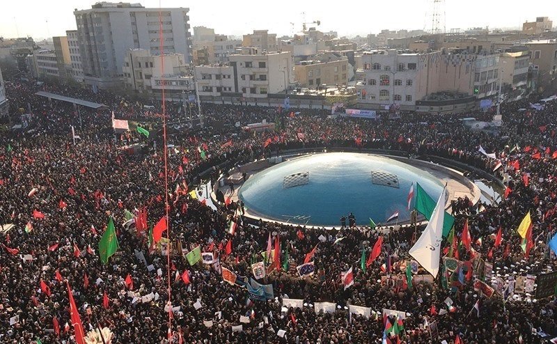 MrHiccup42's tweet photo. می‌دونستید اگه یه نارنجک دستی لای این جمعیت منفجر بشه، خیلیا از ترس سکته و خیلی‌ها هم زیر دست و پا کشته میشن ؟!!

گفتم که مراقب باشید... https://t.co/3C8aGItcXx