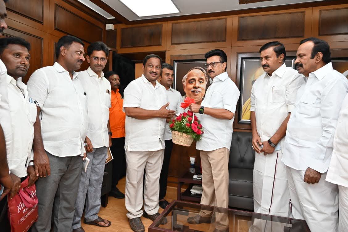 sunnewstamil's tweet photo. #NewsUpdate | திமுக தலைவர் மு.க.ஸ்டாலின் முன்னிலையில் ஈரோடு தெற்கு மாவட்ட மதிமுக முன்னாள் செயலாளர் கோபால், காங்கேயம் மதிமுக நகர செயலாளர் வெங்கடேஷ், மதிமுக ஈரோடு முன்னாள் எம்.பி. மறைந்த கணேச மூர்த்தியின் மகன் கபிலன் உள்ளிட்டோர் திமுகவில் இணைந்தனர்

#SunNews | #MKStalin | #DMK https://t.co/ouu86M8ft2