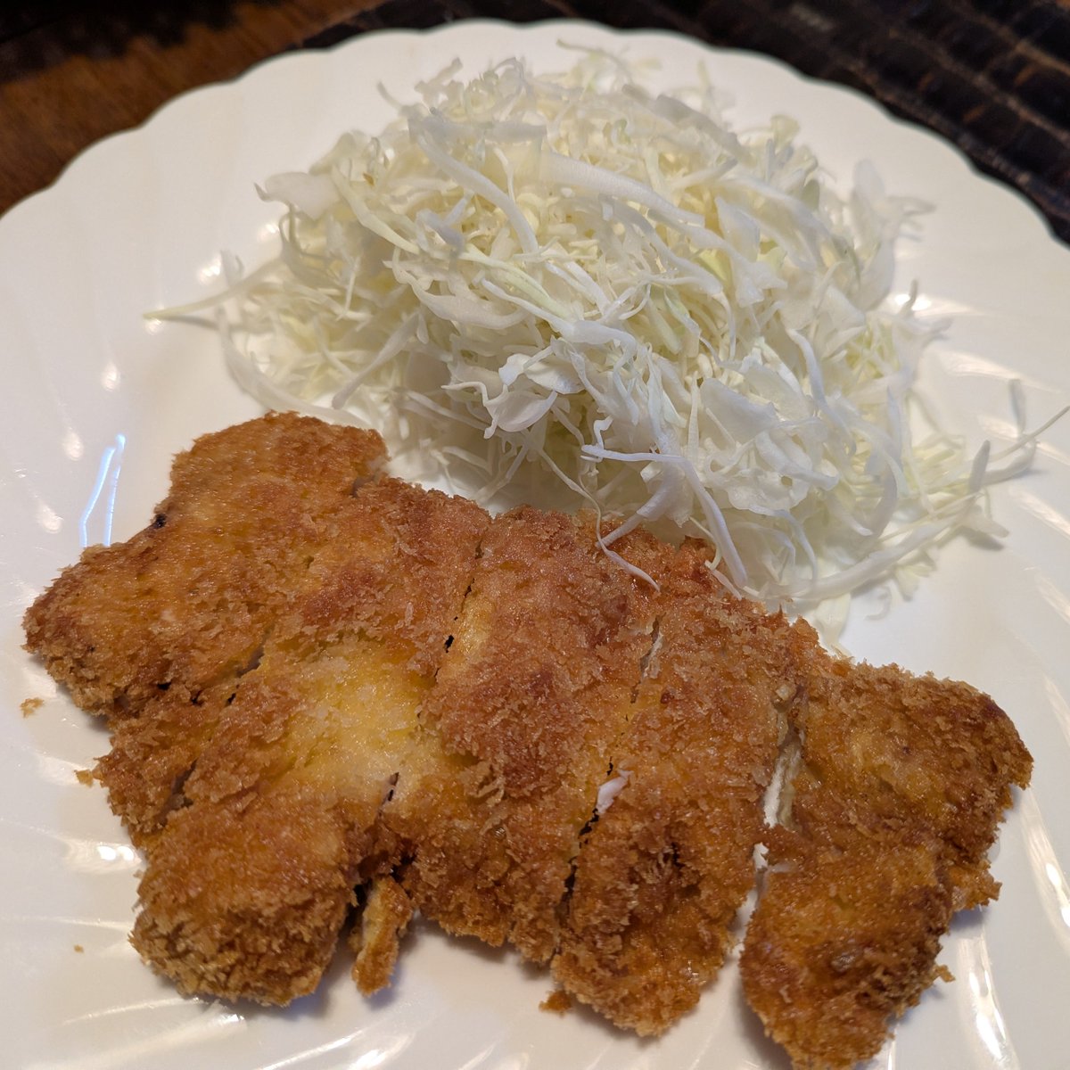 onsenosmmi's tweet photo. フォロワーさんが美味しそうなとんかつを食べていたので無性に食べたくなりました(∩´∀｀)∩イオンで購入した無添加パン粉がいい味出してました🍞最近嵌ってるとろ茄子とお弁当の残りの🦐の素揚げも美味しかった😋ブルドックソースが丸くなってから調味料棚で母親が探せなくなったのが悩みです🫠 https://t.co/x0arbkVomY