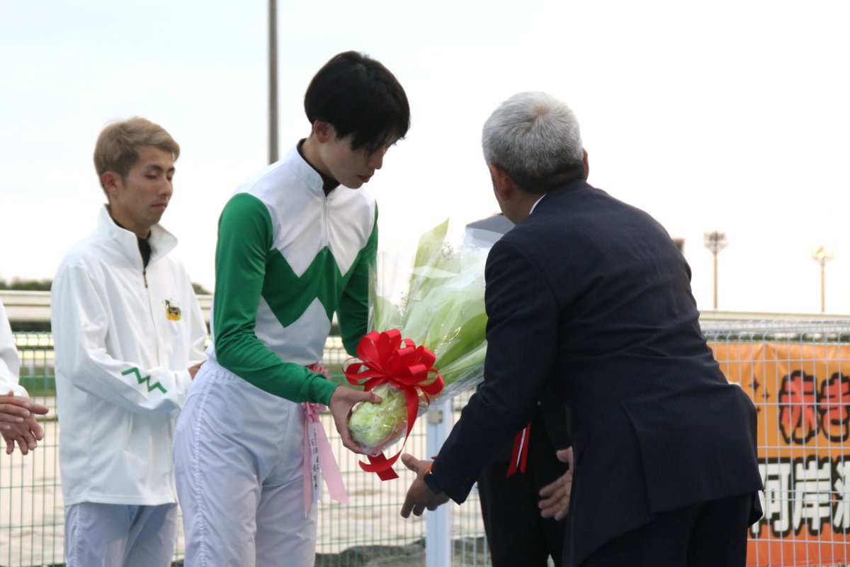 dokeiba's tweet photo. 【石川騎手セレモニー🏇】
6/30・11Rで地方・中央通算1,500勝を達成した #石川倭 騎手の表彰セレモニーが、9R発売中に実施されました。
インパクト抜群の石川騎手の顔柄ウェアを着用していたのは #近藤翔月 騎手。
#ホッカイドウ競馬
#門別競馬場 https://t.co/E21R5k5acG