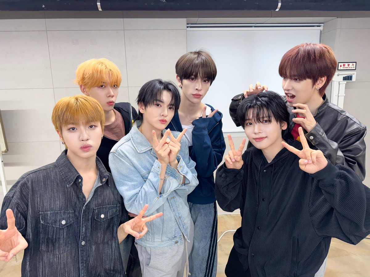 nSSign_official's tweet photo. [📸] Chattie 1:1 VIDEO CALL EVENT 완료✨ 오늘도 소중한 시간 함께해줘서 고마워요💛 갑자기 비가 많이 내렸는데 COSMO는 비 안 맞았길 바라요☔🙂

#nSSign #엔싸인 #エンサイン https://t.co/zK12ndh085