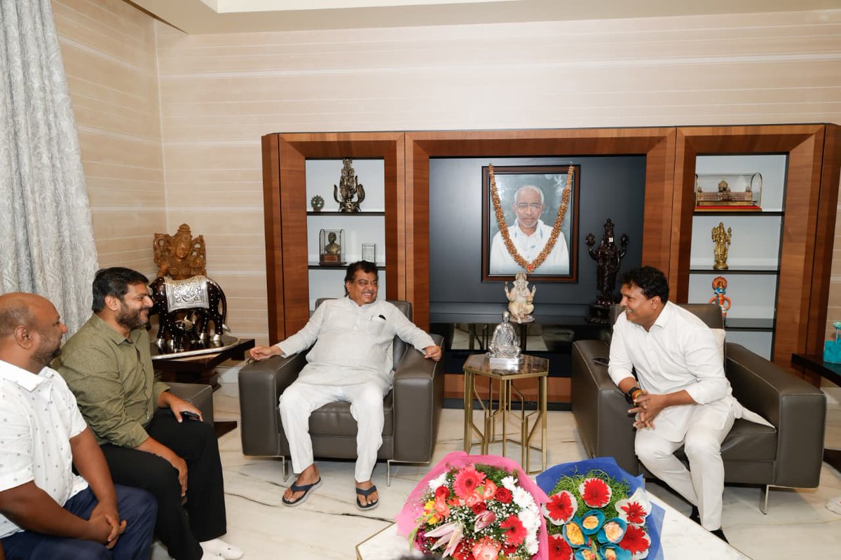 MBPatil's tweet photo. ಕಾಂಗ್ರೆಸ್ ಸೇವಾದಳದ ಮುಖ್ಯ ಸಂಘಟಕರಾಗಿ ನೇಮಕಗೊಂಡಿರುವ ಶ್ರೀ ಬಿ. ವಿ. ಶ್ರೀನಿವಾಸ್ ಅವರು ಬೆಂಗಳೂರಿನ ನಮ್ಮ ನಿವಾಸಕ್ಕೆ ಇಂದು ಆಗಮಿಸಿ ತಮ್ಮ ಸಂತಸವನ್ನು ಹಂಚಿಕೊಂಡರು.

ಈ ಸಂದರ್ಭದಲ್ಲಿ ಅವರಿಗೆ ಹೃತ್ಪೂರ್ವಕ ಅಭಿನಂದನೆಗಳನ್ನು ತಿಳಿಸಿ, ನೂತನ ಜವಾಬ್ದಾರಿ ಯಶಸ್ಸು ಮತ್ತು ಕೀರ್ತಿಯನ್ನು ತಂದುಕೊಡಲಿ ಎಂದು ಶುಭ ಹಾರೈಸಿದೆ.

ಅವರ ನೇತೃತ್ವದಲ್ಲಿ ಕಾಂಗ್ರೆಸ್ ಸೇವಾದಳವು ಮತ್ತಷ್ಟು ಸಶಕ್ತಗೊಳ್ಳುವುದರೊಂದಿಗೆ, ಪಕ್ಷದ ಸಂಘಟನೆಯೂ ಇನ್ನಷ್ಟು ಬಲಗೊಳ್ಳಲಿದೆ ಎಂಬ ವಿಶ್ವಾಸವಿದೆ.
@srinivasiyc