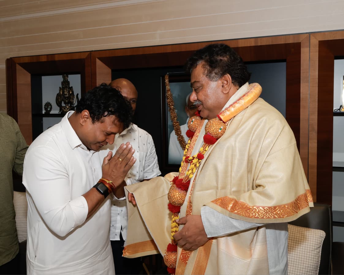 MBPatil's tweet photo. ಕಾಂಗ್ರೆಸ್ ಸೇವಾದಳದ ಮುಖ್ಯ ಸಂಘಟಕರಾಗಿ ನೇಮಕಗೊಂಡಿರುವ ಶ್ರೀ ಬಿ. ವಿ. ಶ್ರೀನಿವಾಸ್ ಅವರು ಬೆಂಗಳೂರಿನ ನಮ್ಮ ನಿವಾಸಕ್ಕೆ ಇಂದು ಆಗಮಿಸಿ ತಮ್ಮ ಸಂತಸವನ್ನು ಹಂಚಿಕೊಂಡರು.

ಈ ಸಂದರ್ಭದಲ್ಲಿ ಅವರಿಗೆ ಹೃತ್ಪೂರ್ವಕ ಅಭಿನಂದನೆಗಳನ್ನು ತಿಳಿಸಿ, ನೂತನ ಜವಾಬ್ದಾರಿ ಯಶಸ್ಸು ಮತ್ತು ಕೀರ್ತಿಯನ್ನು ತಂದುಕೊಡಲಿ ಎಂದು ಶುಭ ಹಾರೈಸಿದೆ.

ಅವರ ನೇತೃತ್ವದಲ್ಲಿ ಕಾಂಗ್ರೆಸ್ ಸೇವಾದಳವು ಮತ್ತಷ್ಟು ಸಶಕ್ತಗೊಳ್ಳುವುದರೊಂದಿಗೆ, ಪಕ್ಷದ ಸಂಘಟನೆಯೂ ಇನ್ನಷ್ಟು ಬಲಗೊಳ್ಳಲಿದೆ ಎಂಬ ವಿಶ್ವಾಸವಿದೆ.
@srinivasiyc