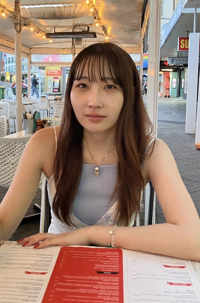 17dsy_'s tweet photo. 22歳→25歳

ナチュラルではなくても、量産型の整形顔にもなってないはず。
美容医療がある時代に生まれてきて良かったぁ https://t.co/CwW8LDHN6V
