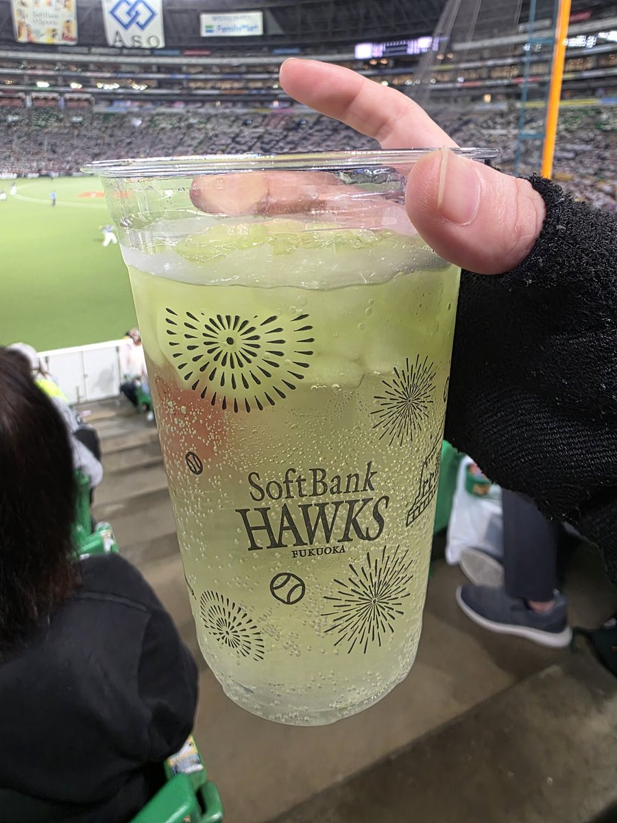 YYugito's tweet photo. 昨日、今日とドームに居る⚾
メロンチューハイ新入荷✨
1杯でちょうど良い酔い具合😆✨
レオ&amp;ライナとハリー&amp;ハニー
仲良くダンシング♪
かわいい(笑)
肉祭り検定バーガー激うま🍔
#PayPayドーム
#ソフトバンクホークス
#ハリーホーク
#ハニーホーク
#レオ
#ライナ https://t.co/sfLRBZzaTm