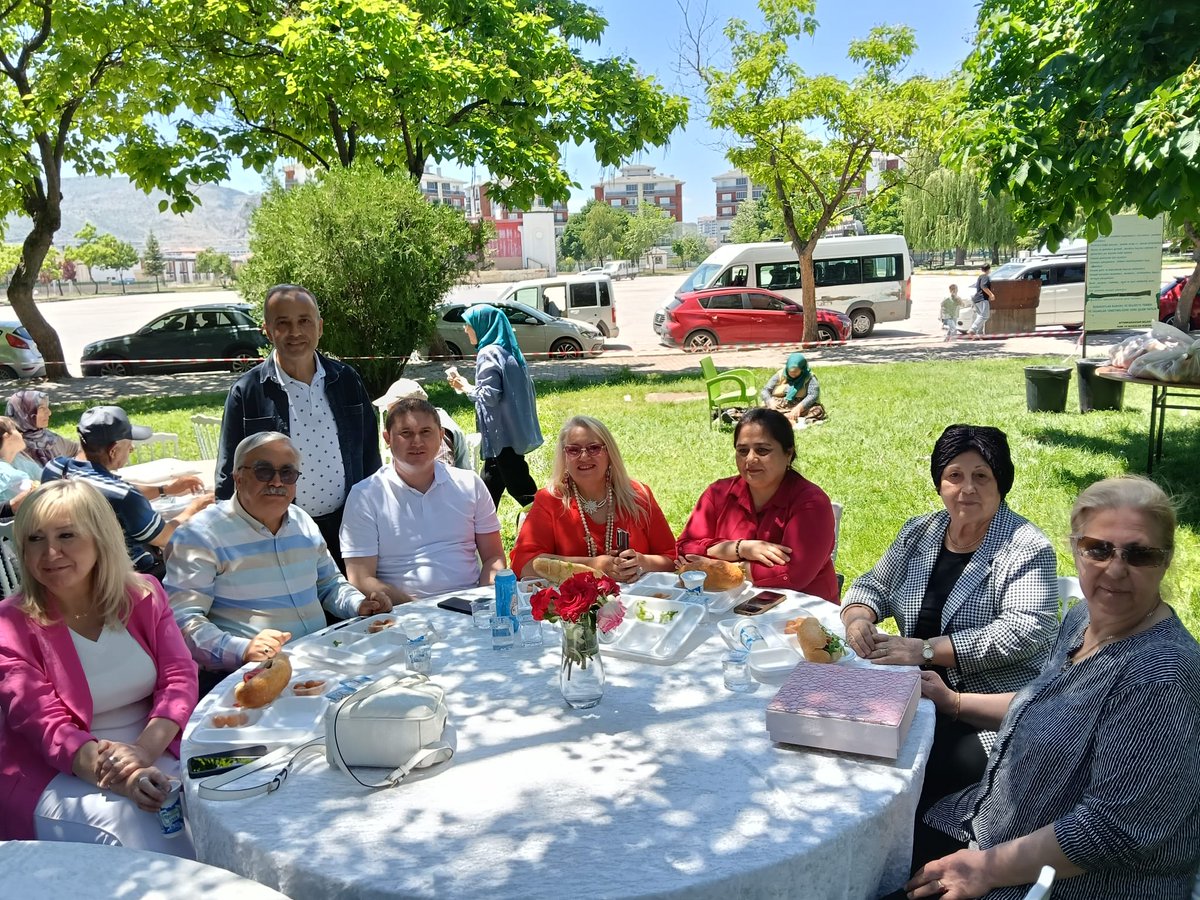 Aozdilekler's tweet photo. Afyonkarahisar Gül Anneler Sosyal Yar. ve Dayanışma Derneği Onursal Başkanı Halise SAYGI tarafından düzenlenen etkinliğe katılım sağladık. https://t.co/Ik3WymoHI4