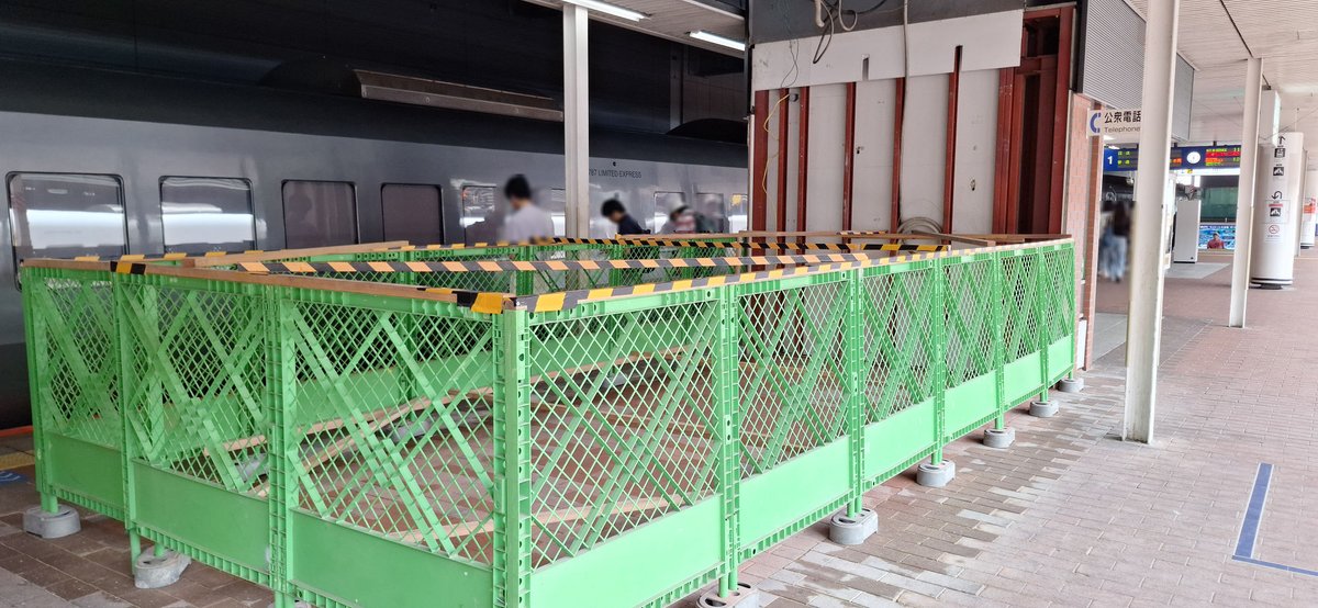 ひ*ろ様 博多っこ　9号から38号 3月30日に閉店したJR博多駅1・2番ホームのファミマ跡。 店舗は撤去
