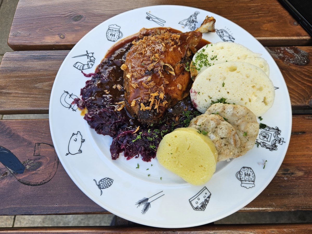 UncleDamin's tweet photo. V Lokti to udělali jednoduše: vzali své nealkopivo, přidali grepovou šťávu, zamíchali to lžící a bylo to🥳
A ta kachnička... to ani nejde popsat slovy, jak byla skvělá
#mnam DPČ😋
#FoodPorn https://t.co/df6ZyV22aY