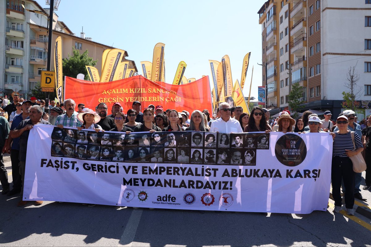 TulayHatim's tweet photo. Bugün yine aynı yürek acısıyla Madımak’ın önündeydik. Hafızamıza kazınan acının, küle dönmeyen türkünün ve susmayan hakikatin bir kez daha tanığı olduk.

33 yıl önce Sivas’ta katledilen her bir canımız, aydınlığın ta kendisidir. Bu ülke, Madımak’ın karanlığıyla yüzleşmeden aydınlığa varamaz.

Biz o ateşin karşısında dün olduğu gibi bugün de yan yanayız. Madımak Utanç Müzesi olana, hakikat yerini bulana dek unutmayacağız; susmayacağız, vazgeçmeyeceğiz.
#SivasKatliamı #Madımak #unutMADIMAKaklımda