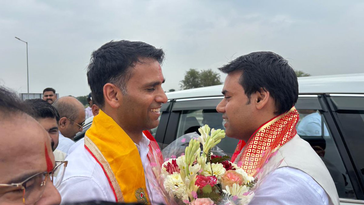 YatendraMedia's tweet photo. मित्रवत् भाई आदरणीय प्रदेश मंत्री @AYBPS जी का पहली बार हाथरस कार्यकर्ता सम्मेलन में आने पर स्वागत किया https://t.co/SNMe31OoDk