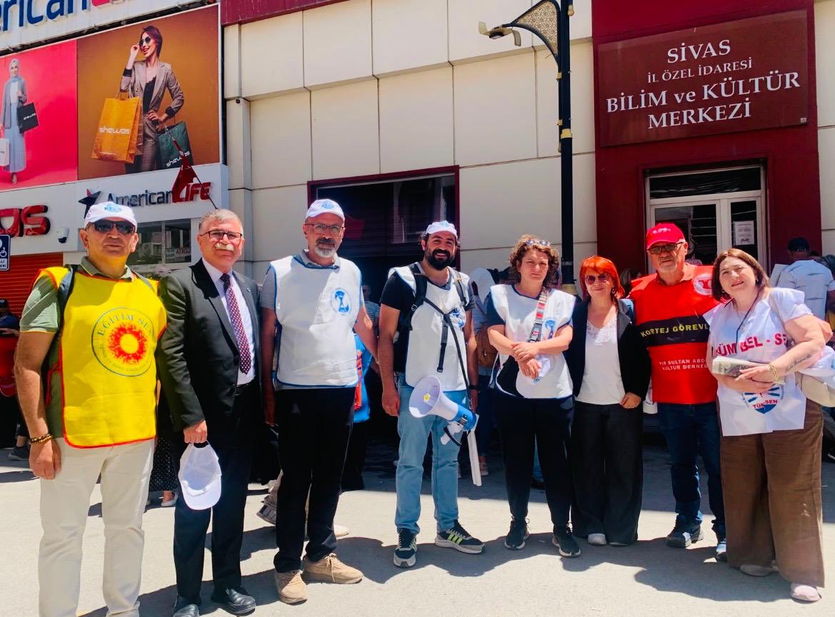 KESK1995's tweet photo. KESK Eş Genel Başkanı Ahmet Karagöz, Eğitim-Örgütlenme ve Basın-Yayın Sekreteri Sema Pınar, İş Kolu MYK Üyeleri, Sivas Şubeler Platformu ile birlikte, Sivas Katliamının 33.yılında Sivas’ta gerçekleştirilen anmaya katıldı. 

Sivas Katliamının 33. yılında, yaşamını yitirenleri bir kez daha saygıyla anıyoruz!
Sivas’ın hesabı sorulana, gerçek failler yargılanana ve Madımak Oteli bir “utanç müzesi”ne dönüştürülene kadar mücadelemizi sürdüreceğiz.