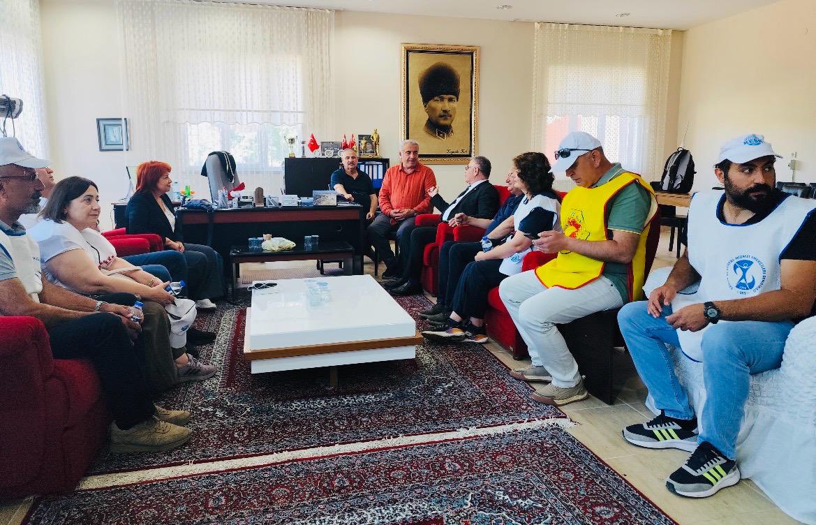 KESK1995's tweet photo. KESK Eş Genel Başkanı Ahmet Karagöz, Eğitim-Örgütlenme ve Basın-Yayın Sekreteri Sema Pınar, İş Kolu MYK Üyeleri, Sivas Şubeler Platformu ile birlikte, Sivas Katliamının 33.yılında Sivas’ta gerçekleştirilen anmaya katıldı. 

Sivas Katliamının 33. yılında, yaşamını yitirenleri bir kez daha saygıyla anıyoruz!
Sivas’ın hesabı sorulana, gerçek failler yargılanana ve Madımak Oteli bir “utanç müzesi”ne dönüştürülene kadar mücadelemizi sürdüreceğiz.