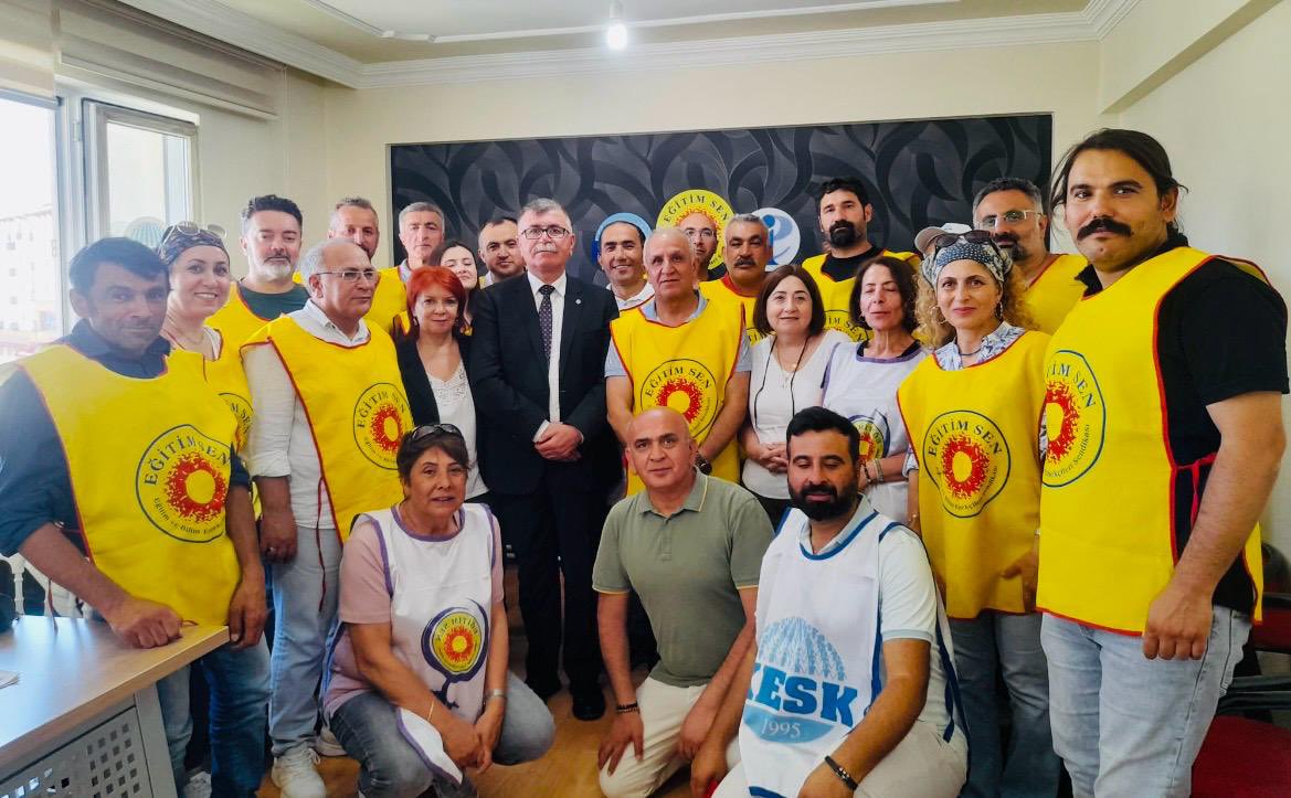 KESK1995's tweet photo. KESK Eş Genel Başkanı Ahmet Karagöz, Eğitim-Örgütlenme ve Basın-Yayın Sekreteri Sema Pınar, İş Kolu MYK Üyeleri, Sivas Şubeler Platformu ile birlikte, Sivas Katliamının 33.yılında Sivas’ta gerçekleştirilen anmaya katıldı. 

Sivas Katliamının 33. yılında, yaşamını yitirenleri bir kez daha saygıyla anıyoruz!
Sivas’ın hesabı sorulana, gerçek failler yargılanana ve Madımak Oteli bir “utanç müzesi”ne dönüştürülene kadar mücadelemizi sürdüreceğiz.