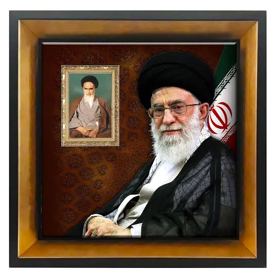 sedna_ir's tweet photo. دشمن گمان کرد با رفتن او، ما یتیم شدیم؛ غافل از آنکه او در هر رگِ ما، یک «سربازِ وفادار» و در هر قلب ما، یک «انقلاب» کاشت.
#باید_برخاست 
#بدرقه_سید_خراسانی https://t.co/h8B8rGexME