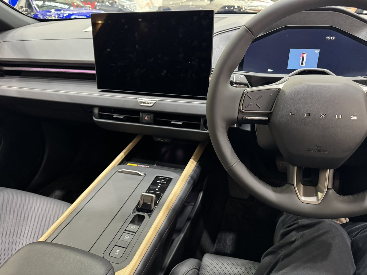 hatimitsu816's tweet photo. 新型ESは写真で見るより、実車で見た方がかっこいい😎

新世代の内装も良きですが、個人的には質感が気になる所🥹
特にセンターコンソールあたりが、、、

これからの時代は質感よりも機能面が重要視されてる感じあるので致し方ないですね💦
文句あるなら一世代前を買えばいい話ですな🕺 https://t.co/VjKOJjZ7us