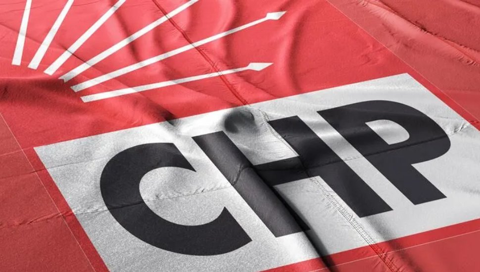 hasanozturkmen's tweet photo. Partimiz CHP iki yıldır siyasi mücadele alanından kopartılmış ve mahkeme koridorlarına mahkum edilmiştir. Partimizi yoran bu sürecin sonunda bir yargı kararı ortaya çıkmıştır. “Tanımıyoruz” deme şansımız yoktur. Partimizi mutlak butlan sürecine sokan süreç akıllıca ele alınmalı, dersler çıkartılmalı, gerekli eleştiri ve özeleştiriler ortaya konmalıdır. Ve şimdi önümüzdeki acil görev partimizi adliye koridorlarından çıkartıp iktidar mücadelesine odaklamaktır. 

       Partimizin mevcut iradesini tanımamak, Sayın Kılıçdaroğlu'nu linç ettirmeye çalışmak, ayrı parti kurarak farklı yollar tutmak CHP'ye ve iktidar mücadelemize yapılacak en büyük kötülüktür. Bugünler aşılır, aşılacaktır. Partimiz yolunu bulur, bulacaktır. Demokratik kongre süreciyle liderliğini seçecektir.

      İl ve ilçelerimizdeki yeni atama ve görevlendirmelere direnmek, seçilmiş-atanmış ayrımı yaratmak büyük yanlıştır. Önceki dönemde il-ilçe teşkilatlarımızın tüm itirazlarına rağmen ısmarlama adayları örgütlerimize dayatanların şimdi seçilmiş başkan-atanmış başkan propagandası yapması komiktir. Aynı anlayış ne yazık ki 38. Kurultayımızın da iptaline neden olmuştur. 

Kişisel hırslarını büyük mücadelemizin ve iktidar hedefimizin önüne koyanlar, hem partimize hem de Türkiyemize verdikleri büyük zararı tekrar tekrar hesap etmelidir. Fırtınalar dindiği, sular durulduğu zaman geriye aklı selim kalır. Geç olmadan, güç olmadan acilen partimizin çatısı altında, Altı Ok'un etrafında kenetlenme zamanıdır. #CHP