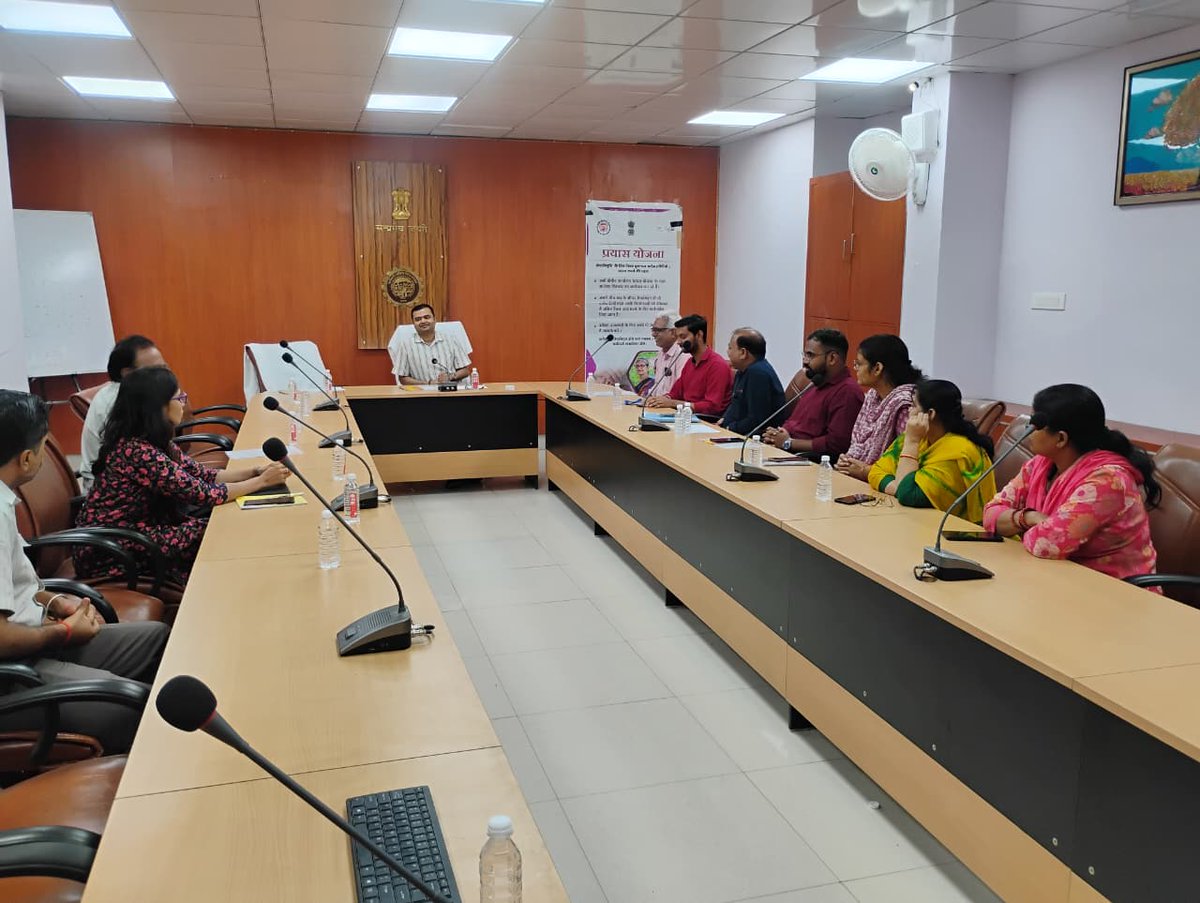 RoKanpur's tweet photo. कर्मचारी भविष्य निधि संगठन - क्षेत्रीय कार्यालय, कानपुर द्वारा पेंशन "प्रयास" योजना के अंतर्गत आज 02 जुलाई 2026 को अब तक के सर्वाधिक 46 सेवानिवृत्त सदस्यों को उनके सेवानिवृत्ति दिवस पर ही पेंशन भुगतान आदेश (पी.पी.ओ.) प्रदान किए गए। #ROKanpur #epfo https://t.co/V0yj7fKSaG