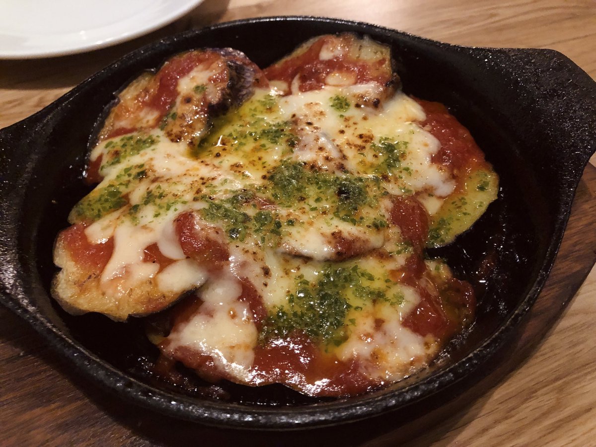 ox_pay's tweet photo. いぶりがっこのポテサラとミートソース&amp;きのこカルボ。食後のデザートに茄子とトマトソースのグラタン。

オイルからミートに至るまでなんでこんなに美味いんだろか…。
雨のオープンテラス風の店内も良き。 https://t.co/EMsfaAJPq7