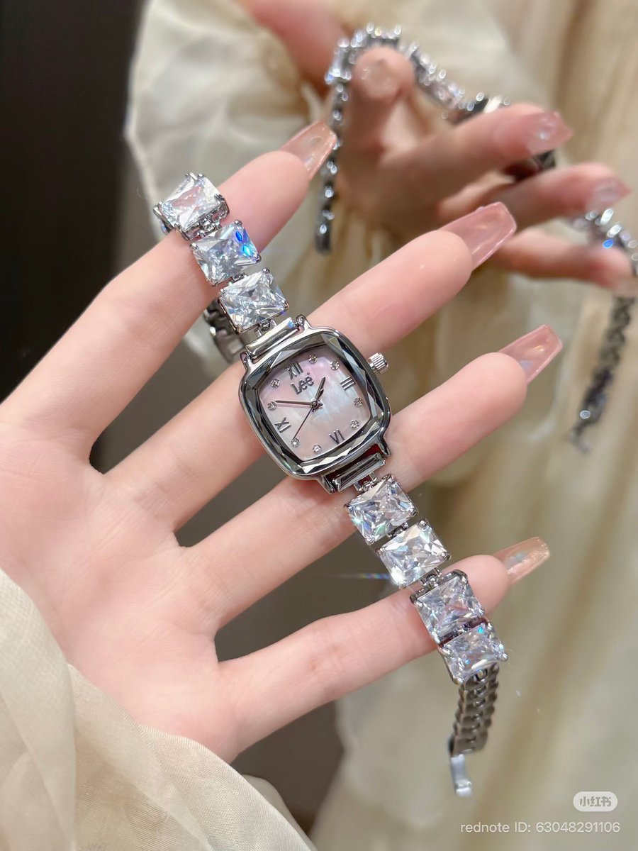 cholymarkk's tweet photo. 💌~. Pre Lee Women’s Watch อีก 1 รุ่นที่ลูกค้าถามราคากันเข้ามาเยอะมากคับ~

♡´ เรือนละ 930 〰️ มัดจำได้ 130

✿ น้องมีทั้งหมด 2 สี ได้ถุง+กล่องจากแบรนด์ 
🪄 Pearl Blue + Pearl Pink

🛵ค่าส่งในไทยเหมา ems  40 บาท ( ส่งรวมได้ ) 

🚙 𐐪 สั่งซื้อทาง dm หรือ ไลน์ https://t.co/sOajeIlX4p