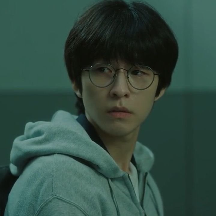 kdrama_outofbox's tweet photo. The same Hong Kyung??? What kind of sorcery 😭😭😭 https://t.co/qHeOrZgTRM
