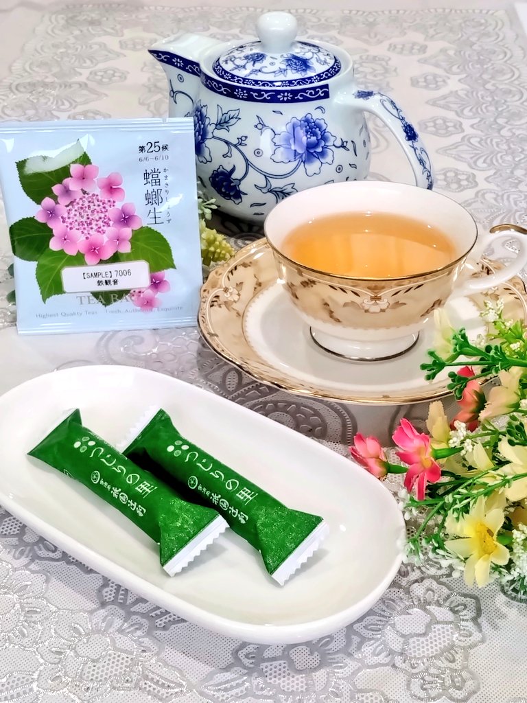 G4JJ's tweet photo. tea   LUPICIA　鉄観音
烏龍茶の香りって
心が落ち着きますね
wear    NARUMI
sweets   祇園辻利　つじりの里

除湿機のタンクに水が
面白いくらい貯まる今日この頃😅

＃木漏れ日のお茶会
＃茶好連 https://t.co/k3fHhBCuav