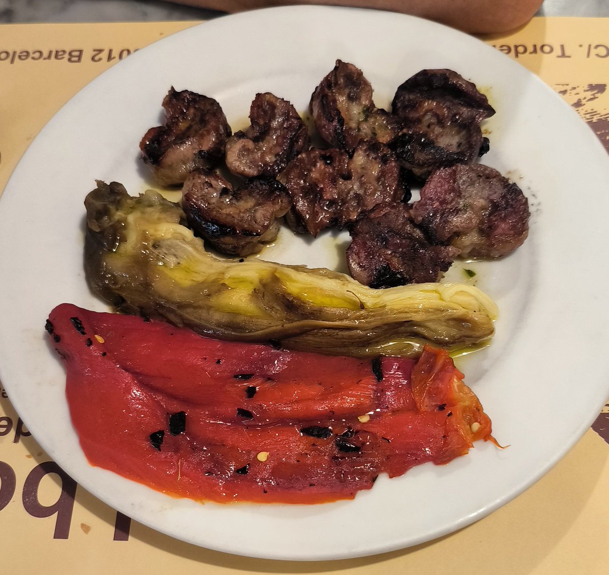 Josep71190829's tweet photo. #Cal Boter (Barcelona).
Peus de porc amb romesco i escalivada, Ronyons a la planxa amb escalivada i Tripa.
@Esmorzarsdefor1 @Gastronomiaycia @esmorzarpopular @EsmorzarsE @esmorzarpopular @esmorzador https://t.co/IfsyRInnqJ