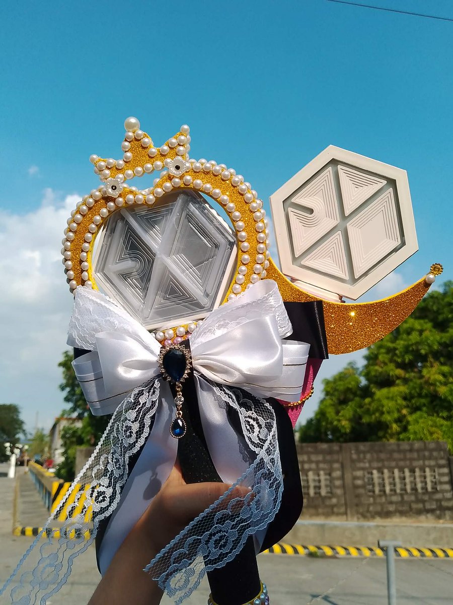 abc_dine's tweet photo. hi! to those interested to my freebies, kindly look for these lightsticks since maglilibot libot po ako para mabigyan ko po kayo🤗 see you exols! 😘 https://t.co/iFqntltgbV