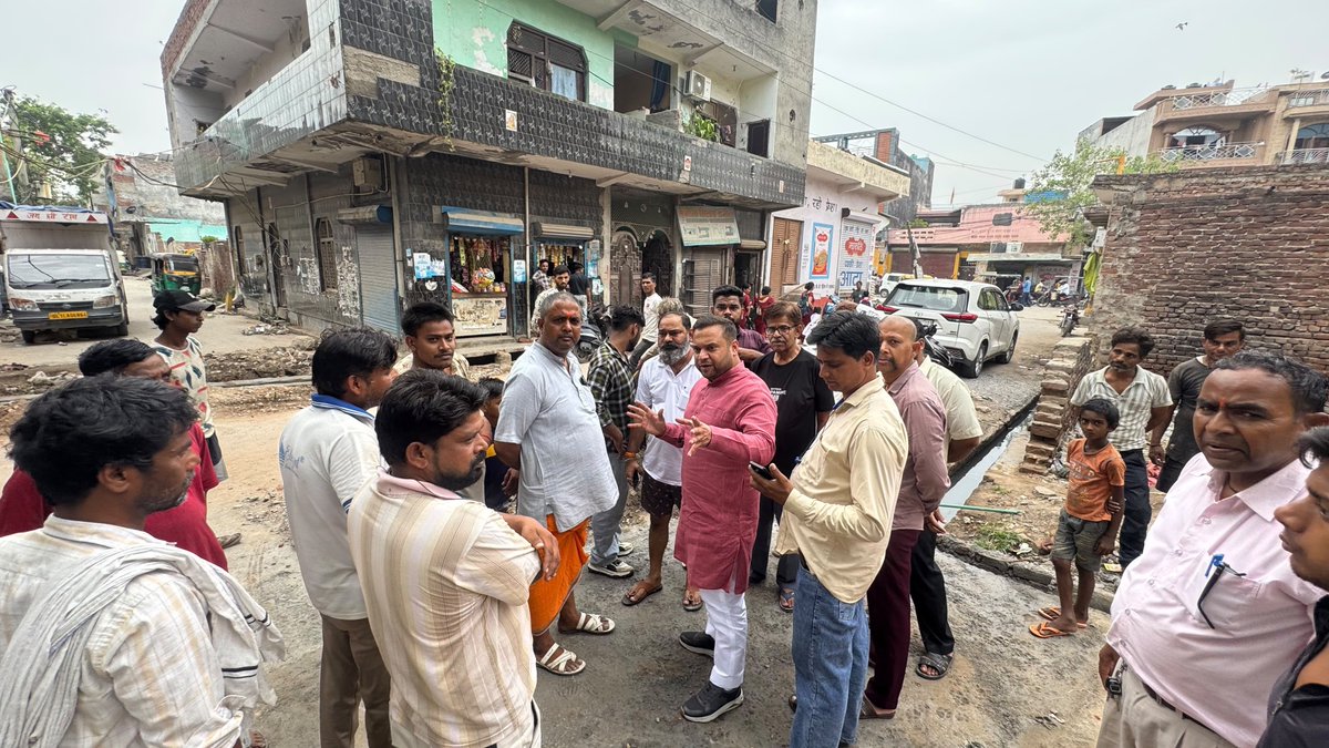 PuneetSharmaMCD's tweet photo. न्यू चौहानपुर, माता वाली गली, एमसीडी पार्क के पास निर्माणाधीन पुलियों का आज निरीक्षण किया। एक पुलिया का निर्माण पूर्ण हो चुका है, जबकि दो पुलियों पर कार्य प्रगति पर है। निरीक्षण के दौरान मिली कमियों को तुरंत दूर कराने के निर्देश दिए तथा स्थानीय नागरिकों से संवाद कर कार्य की गुणवत्ता और प्रगति का जायजा लिया। जनहित के कार्यों में गुणवत्ता और पारदर्शिता हमारी सर्वोच्च प्राथमिकता है।

    @narendramodi @NitinNabin @AmitShah @hdmalhotra @gupta_rekha @Virend_Sachdeva @ManojTiwariMP @PavanRanaRSS