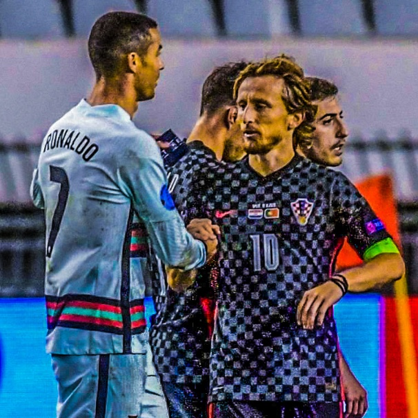 futtmais's tweet photo. Hoje, testemunharemos a despedida de uma lenda do futebol mundial da Copa do Mundo.

Luke Modrić (40) e Cristiano Ronaldo (41) competindo em uma partida eliminatória do Mundial.

Estamos ficando velhos. https://t.co/cgRjjwfJ4N