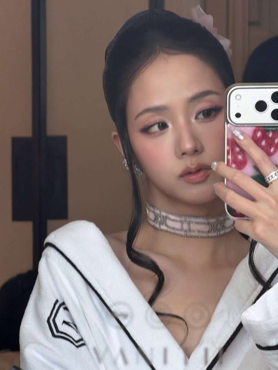 JisooGlobal1's tweet photo. Phone covers with fruits ….👀 #JISOO https://t.co/cF85un6mvj