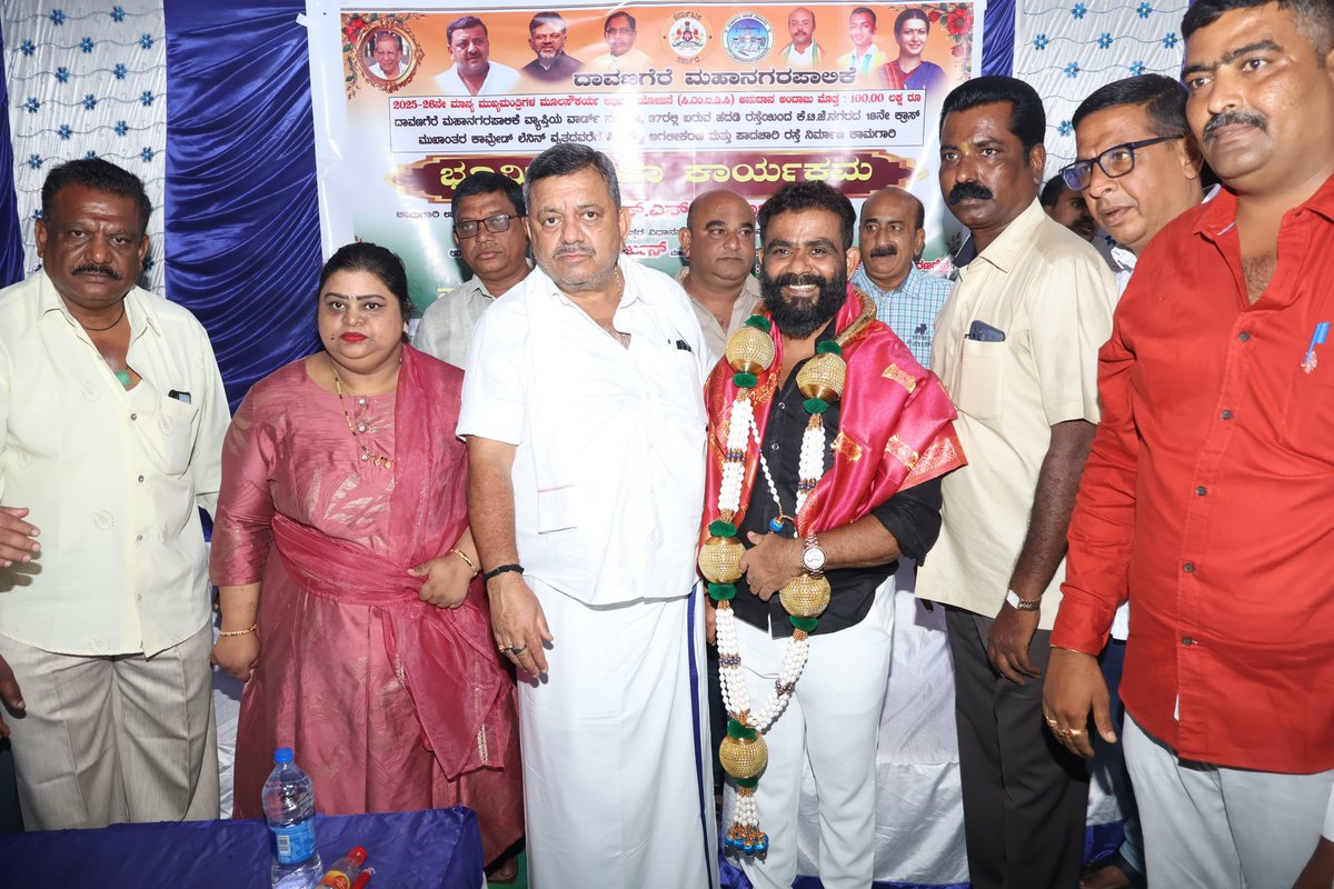 SS_Mallikarjun_'s tweet photo. ದಾವಣಗೆರೆ ಮಹಾನಗರ ಪಾಲಿಕೆ ವ್ಯಾಪ್ತಿಯ ವಾರ್ಡ್ ಸಂಖ್ಯೆ 28 ಹಾಗೂ 37ರಲ್ಲಿ ಬರುವ ಹದಡಿ ರಸ್ತೆಯಿಂದ ಕೆ.ಟಿ.ಜೆ. ನಗರದ 18ನೇ ಕ್ರಾಸ್ ಮುಖಾಂತರ ಕಾಮ್ರೇಡ್ ಲೆನಿನ್ ವೃತ್ತದವರೆಗೆ ಸಿ.ಸಿ. ರಸ್ತೆ ಅಗಲೀಕರಣ ಹಾಗೂ ಪಾದಚಾರಿ ರಸ್ತೆ ನಿರ್ಮಾಣ ಕಾಮಗಾರಿಗೆ ಇಂದು ಗುದ್ದಲಿ ಪೂಜೆ ನೆರವೇರಿಸಲಾಯಿತು.
#Davangere #DavangereDevelopment #Ward28
#Ward37